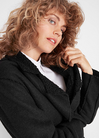 Лёгкое пальто с английским воротником Лёгкое пальто с английским воротником